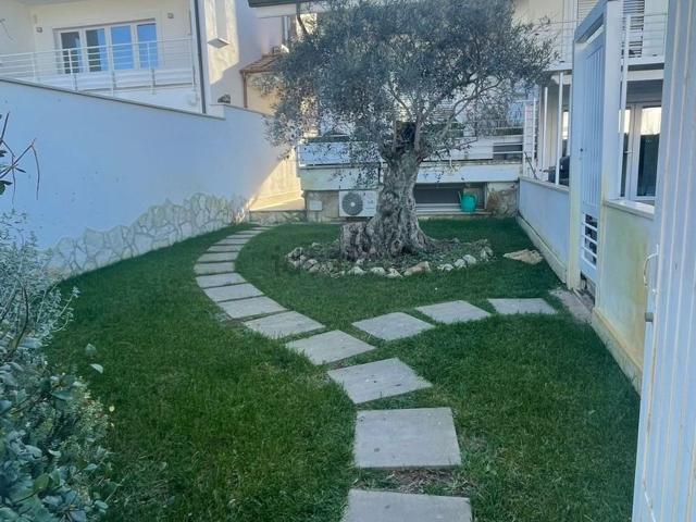 Villetta bifamiliare in affitto di 200 m² in Via Giulianova