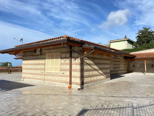 Villetta bifamiliare in affitto di 200 m² in Via Montenuovo Licola Patria