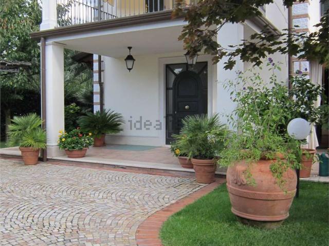 Villetta bifamiliare in affitto di 200 m² in Via Piero Calamandrei