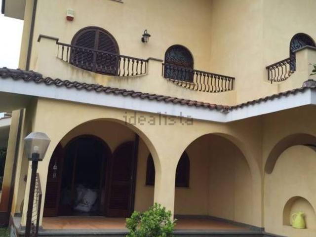 Villetta bifamiliare in affitto di 200 m² in Via Porto Maurizio