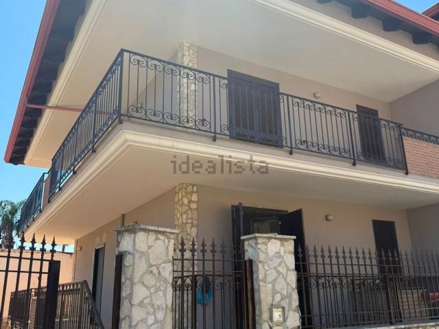 Villetta bifamiliare in affitto di 200 m² in Via Staffetta