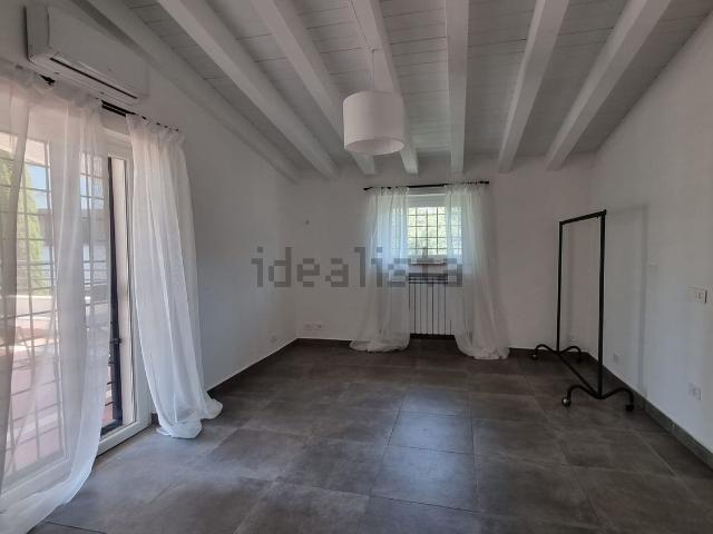 Villetta bifamiliare in affitto di 210 m² in Via Appia Nuova, 996