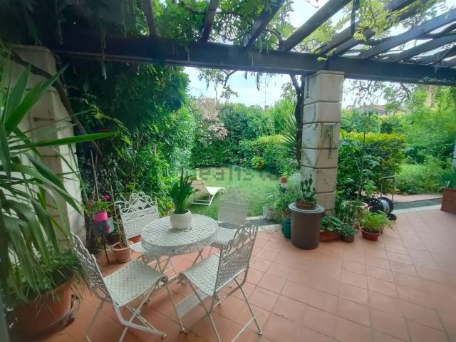 Villetta bifamiliare in affitto di 210 m² in Via M. Scarpari