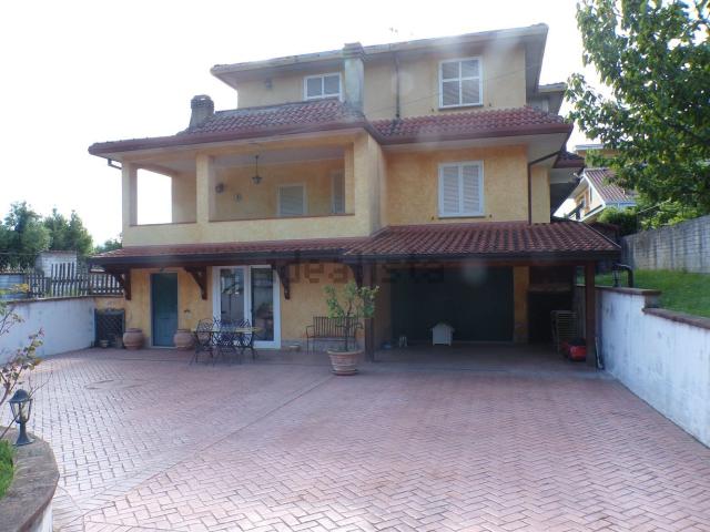 Villetta bifamiliare in affitto di 220 m² in Via Maria