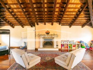 Villetta bifamiliare in affitto di 350 m² in Via Vittorio Veneto, 84