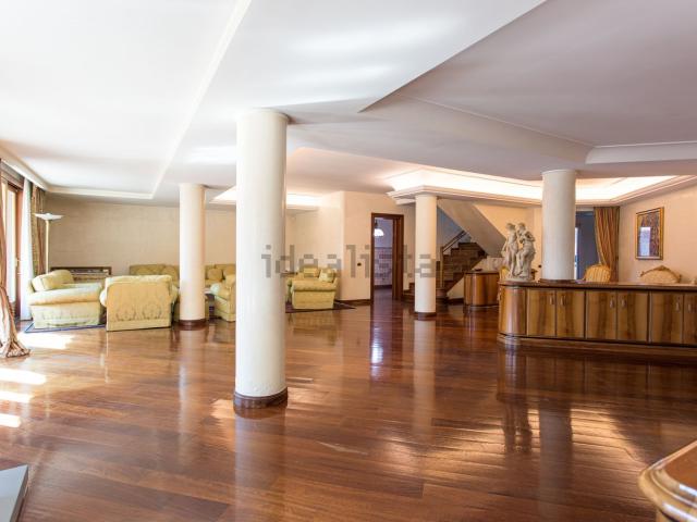 Villetta bifamiliare in affitto di 350 m² in Via Licofrone