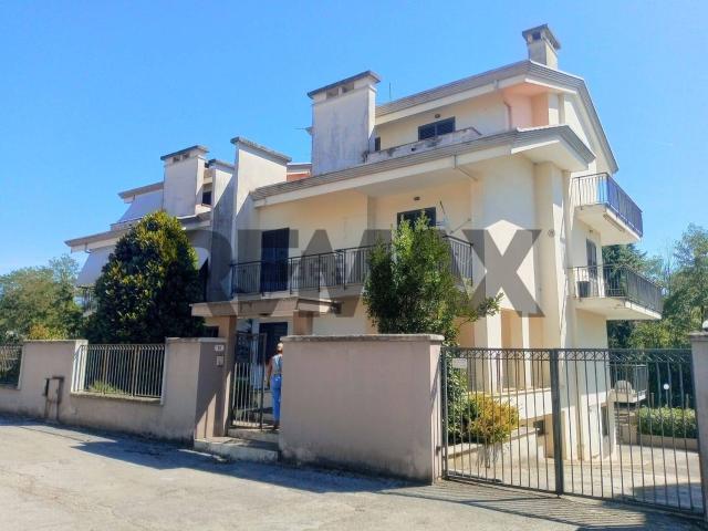Villetta bifamiliare in affitto di 300 m² in Via Casilina Nord, 32