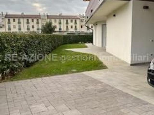 Villetta bifamiliare in affitto di 300 m² in Via Grazia Deledda, 13