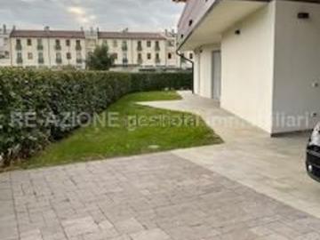 Villetta bifamiliare in affitto di 300 m² in Via Grazia Deledda, 13