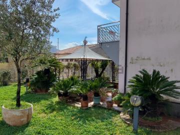Villetta bifamiliare in affitto di 300 m² in Via Nicolò Fumo