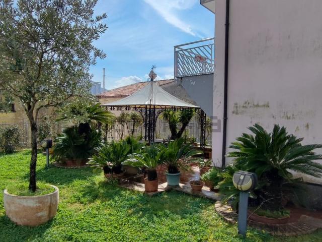 Villetta bifamiliare in affitto di 300 m² in Via Nicolò Fumo