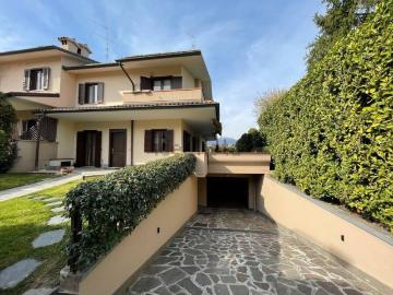 Villetta bifamiliare in affitto di 310 m² in Via E. Montale