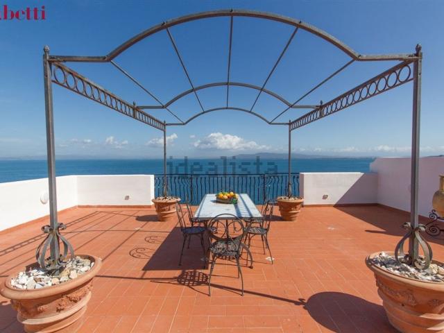 Villetta bifamiliare in affitto di 325 m² in Via dei Fari, 21