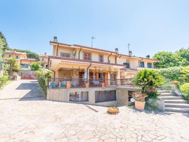 Villetta bifamiliare in affitto di 325 m² in Via del Fico