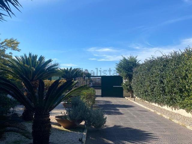 Villetta bifamiliare in affitto di 325 m² in Via Monterusso