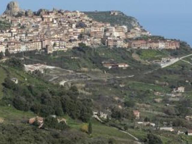 Villetta con giardino e vista mozzafiato sul mare e sulle Eolie