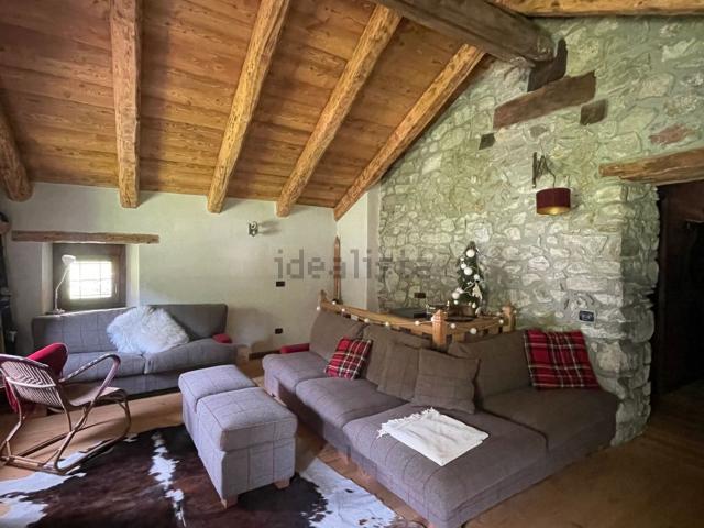 Villetta indipendente in affitto di 160 m² in Località peuterey, 15