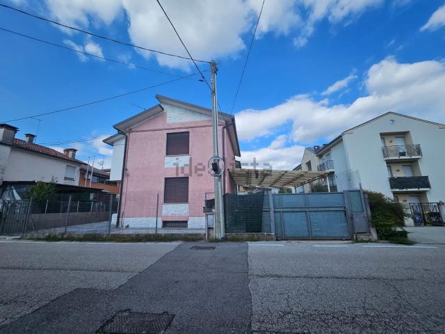 Villetta indipendente in affitto di 200 m² in Via Trento, 9