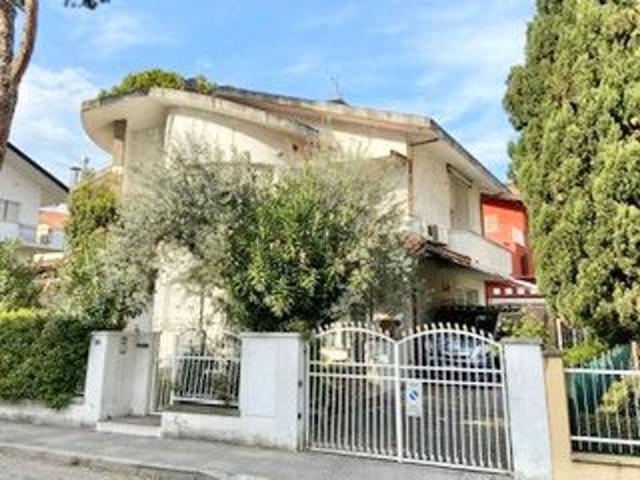 Villetta indipendente in affitto di 215 m²