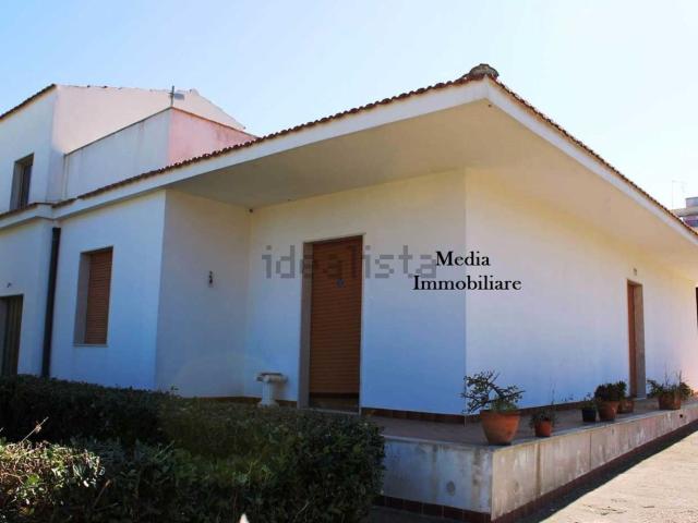 Villetta indipendente in affitto di 230 m² in Via Calabria
