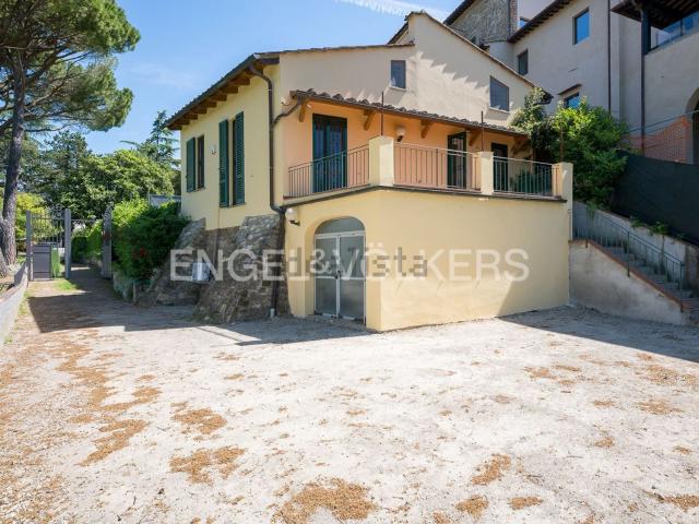 Villetta indipendente in affitto di 230 m² in Via Monte Oliveto
