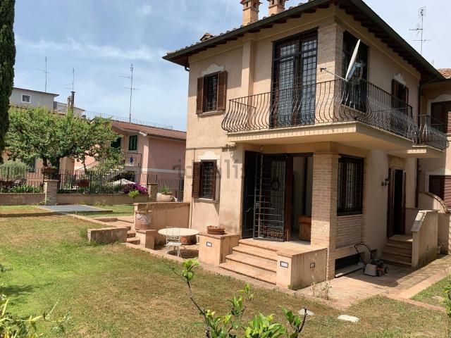 Villetta indipendente in affitto di 283 m² in Via Volusia, 10