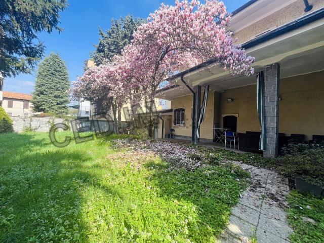 Villetta indipendente in affitto di 321 m² in Via Piave
