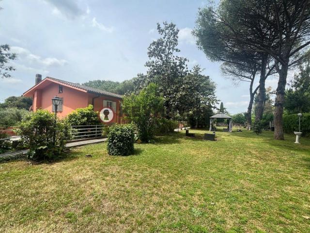 Villetta indipendente in affitto di 360 m² in Via Pompeo Licinio