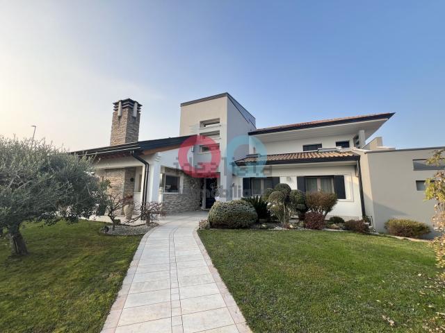Villetta indipendente in vendita di 400 m² in Via Caravaggio, 1