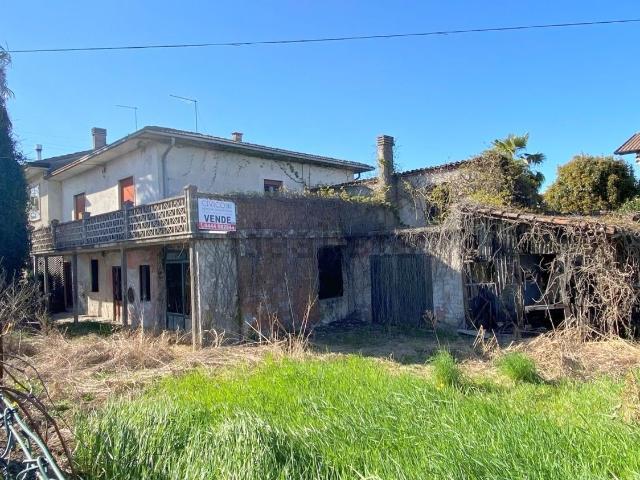Villetta indipendente in vendita di 400 m² in Via Chiesa, 1010