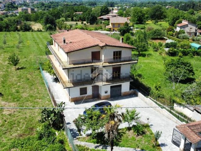 Villetta indipendente in vendita di 400 m² in Via Croce Radiccio, 9