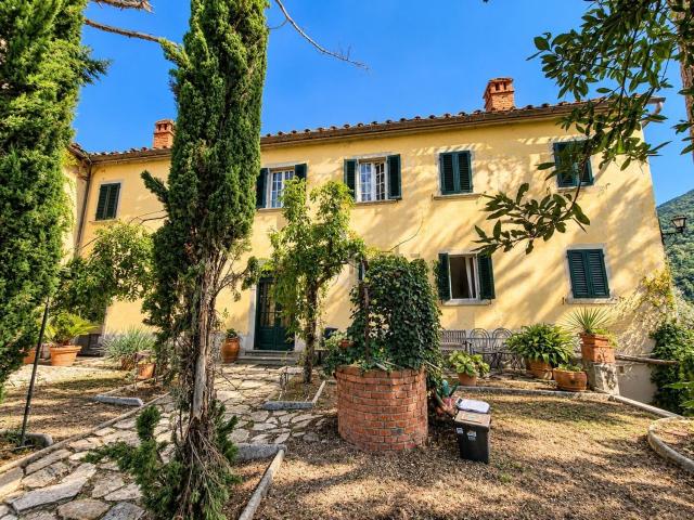 Villetta indipendente in vendita di 400 m² in Via di Riola