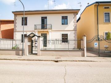 Villetta indipendente in vendita di 400 m² in Via Lugo