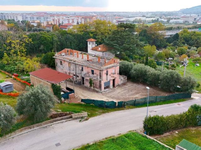 Villetta indipendente in vendita di 400 m² in Via Molveno, 12