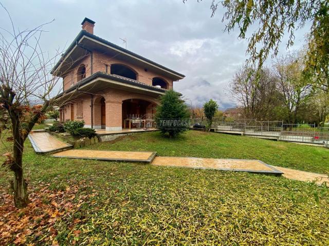 Villetta indipendente in vendita di 400 m² in Via Salvo D Acquisto