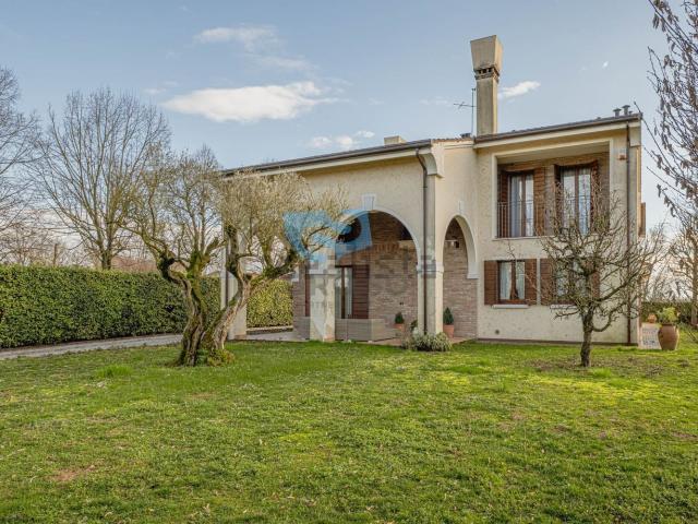 Villetta indipendente in vendita di 400 m² in Via Pralongo