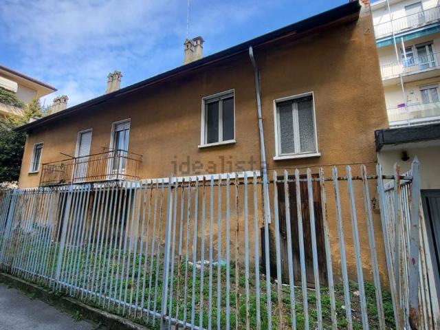 Villetta indipendente in vendita di 400 m² in Viale Cavalieri D&apos Italia, 29