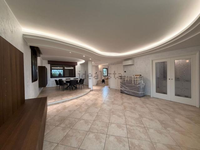 Villetta indipendente in vendita di 400 m² in Viale Gradara