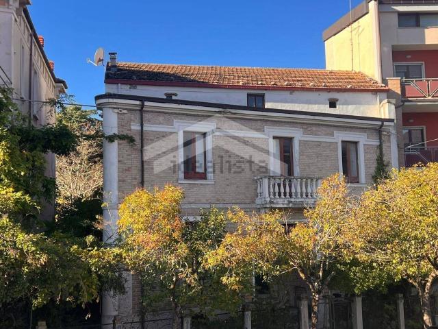 Villetta indipendente in vendita di 400 m² in Viale Principe di Piemonte, 27