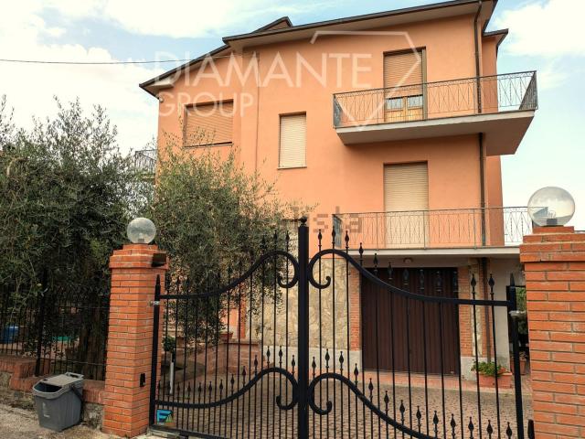 Villetta indipendente in vendita di 401 m² in Via Pozzuolo, 2