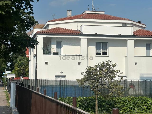 Villetta indipendente in vendita di 402 m² in Via Franchi Maggi