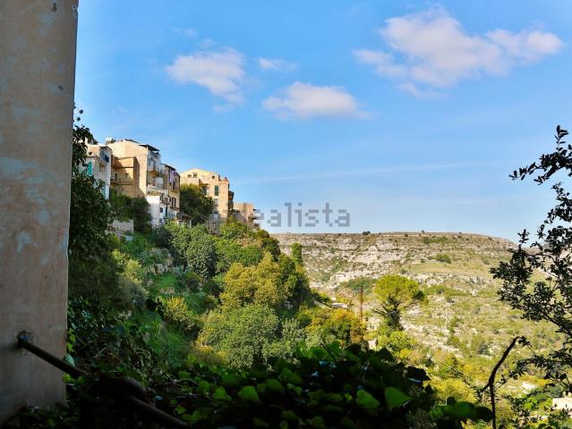 Villetta indipendente in vendita di 405 m² in Via Cadorna, 49