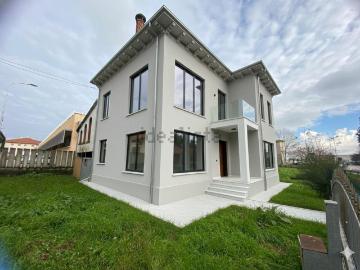 Villetta indipendente in vendita di 406 m² in Via IV Novembre