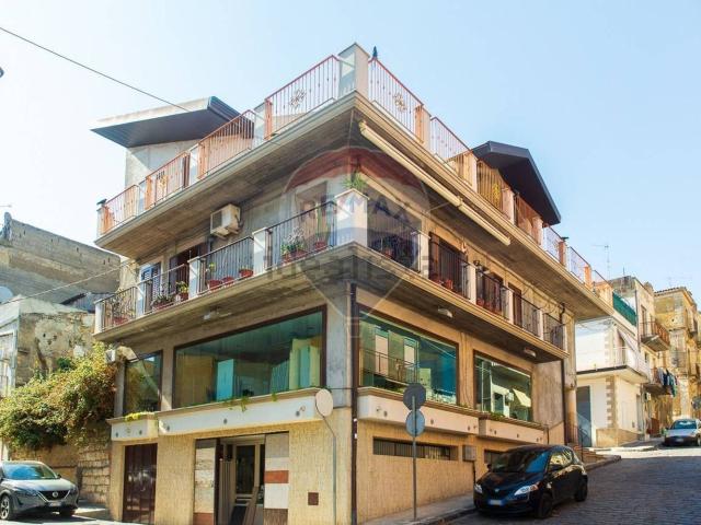 Villetta indipendente in vendita di 410 m² in Via SS. Crocifisso, 33
