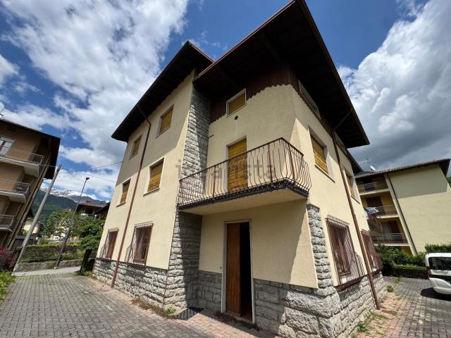 Villetta indipendente in vendita di 410 m² in Via Papa Giovanni XXIII, 7