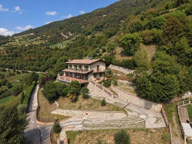 Villetta indipendente in vendita di 410 m² in Via Pennini
