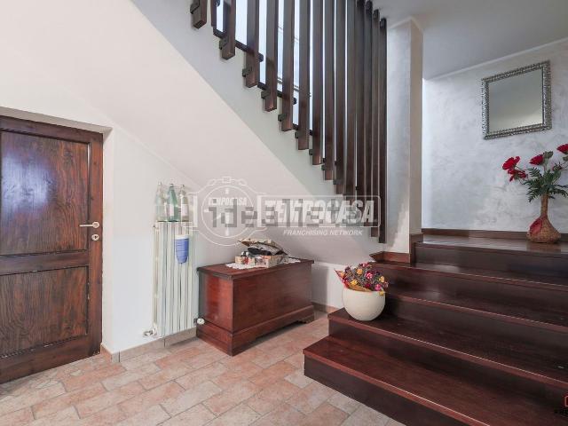Villetta indipendente in vendita di 410 m² in Viale Roncona