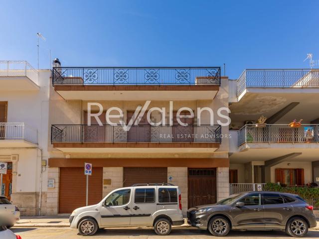 Villetta indipendente in vendita di 416 m² in Via Francesco Petrarca