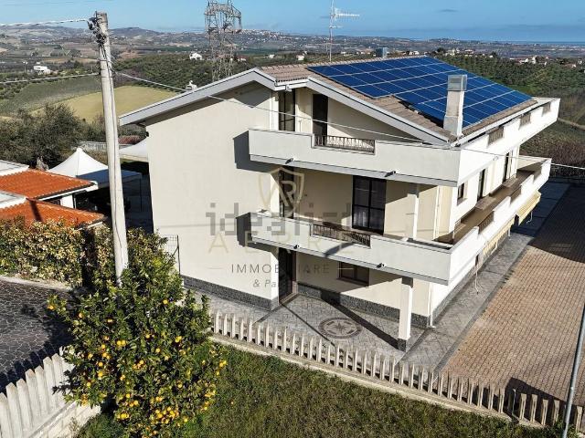 Villetta indipendente in vendita di 416 m² in Via Ugo Foscolo, 31