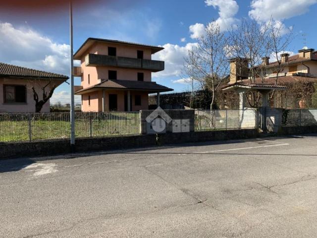 Villetta indipendente in vendita di 417 m² in Via Grazia Deledda